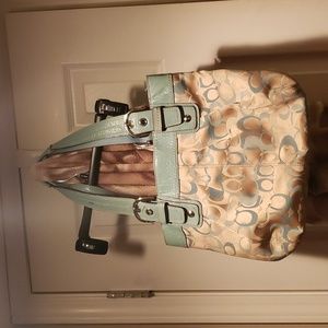 COACH MEDIUM PURSE LIKE NEW ONKY USED A COUPLE OF TIMES